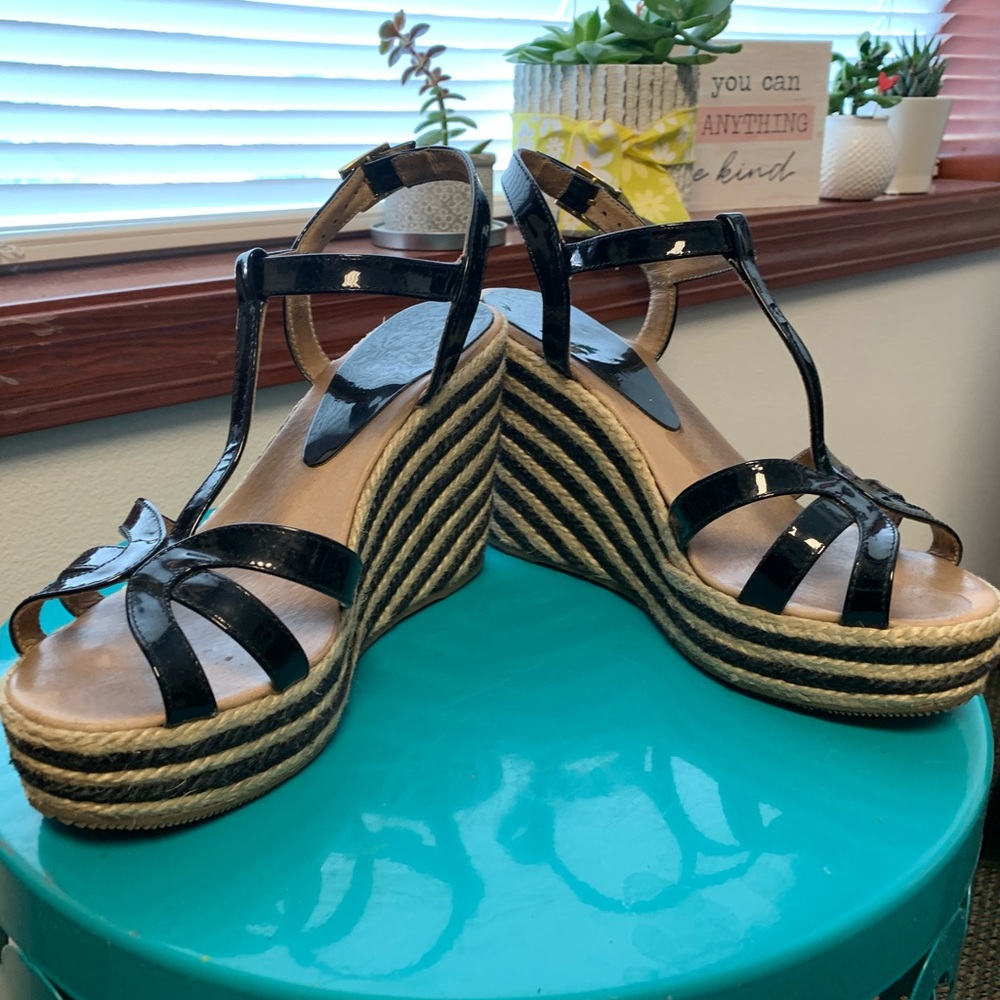 Black strappy wedge sandals 🌺